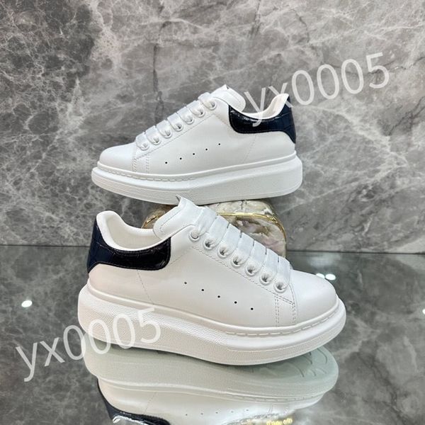 

2023 new designer shoes the four seasons men's and women's sports white embossing calfskin size 35-46 xsd230412, Black