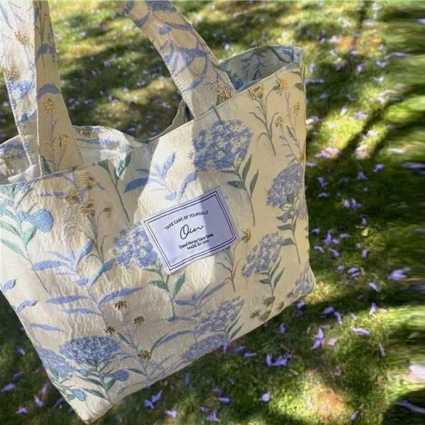 

independently designed french three-dimensional exquisite flower handbag in cream color versatile lightweight and cute small handbag