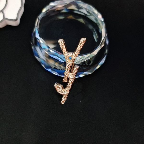 

y brand womens designer brooches pins emed stamp badge pearl brooches designer jewelry gift flip collar pins versatile dress, Gray