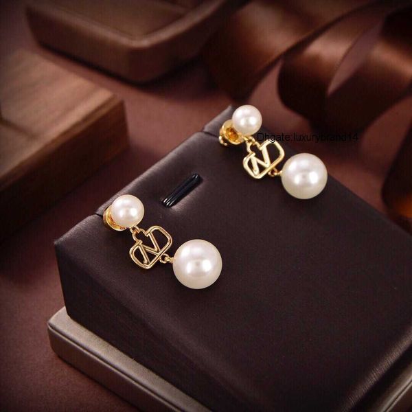 

design classic stud women letter v antique engrave dangle europe america style earrings valentinoly girls wedding jewelry ah3e, Golden;silver
