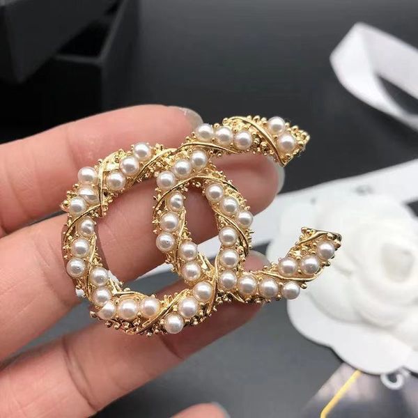 

famous design luxury designer brooch women letter irregularity pearl brooches suit pin gold plated fashion jewelry clothing decoration acces, Gray