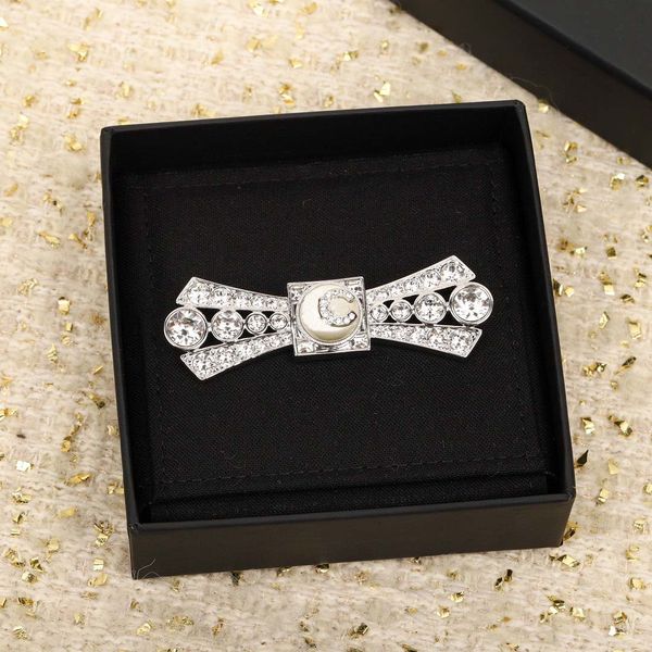 

2023 luxury quality charm brooch knot shape with diamond hollow design in silver plated have stamp box ps7272b, Gray