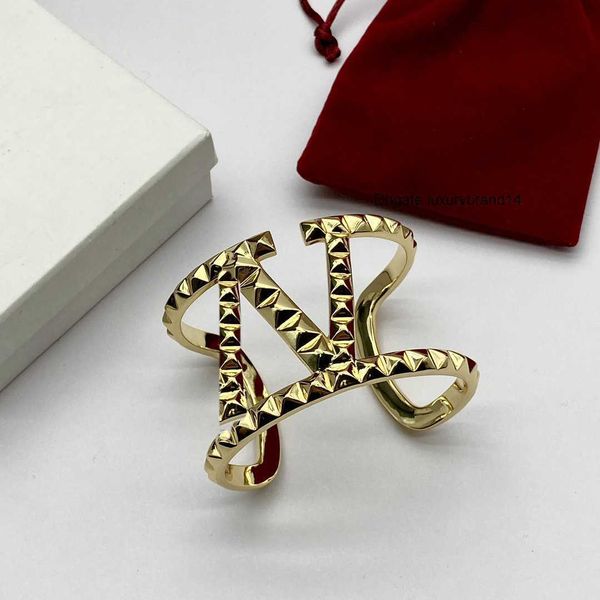 

letter v bangle designer gold bracelets women luxury jewelry valentinoly charm woman men bracelet 32, Black