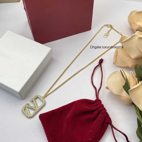 

designer pendant necklaces letter v jewelry necklace luxury women new style fashion jewelry pearl metal valentinoly day gift, Silver