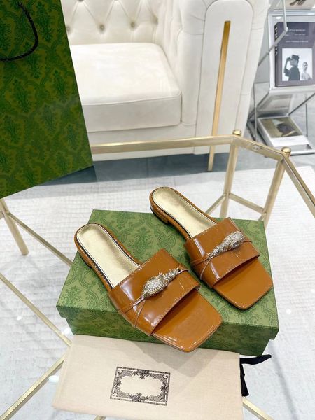 

2023 designer slipper luxury women sandals raffia embroidered flat mules slides black brown pine green red summer slippers beach fashion fla