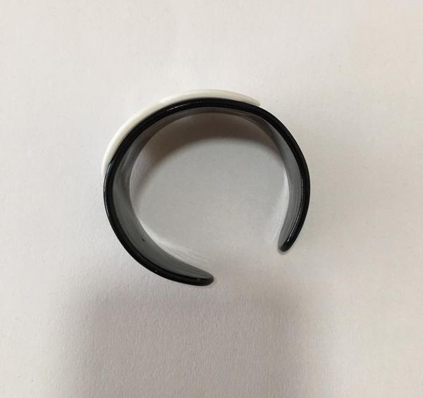

fashion simple black and white acrylic bracelets classic hand chain for ladies favorite bangles jewelry accessories vip gifts3568375