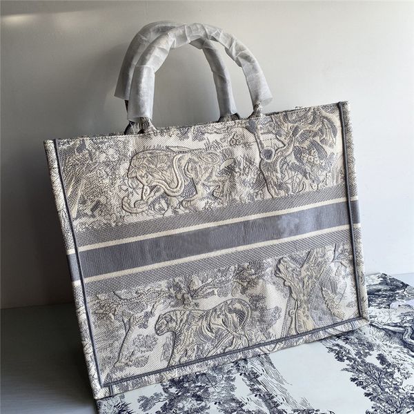 

2023 new classic presbyard canvas embroidery shopping bag large capacity tote bag women's handbag