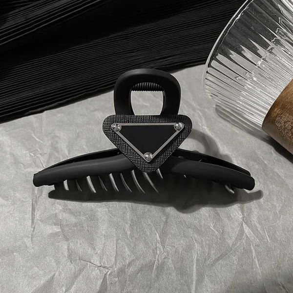 

clamps designer long claw clip clamps luxury womens designer hair for ladies girls brand letter inverted triangle design fashion hairpin hai, Slivery;golden