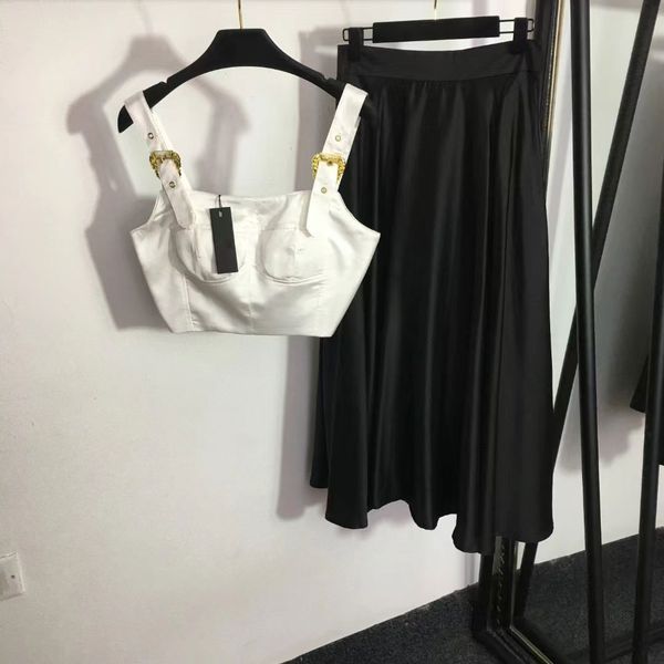 

2023 designers women's two piece dress letter shirt streetwear fashion new set metal shoulder buckle high waist swing half skirt verca, White