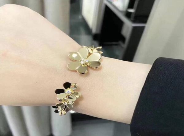

2020 clover bracelet is very elegant regardless of the the shape lettering details gold material distribution on the back ladie4806758, Black