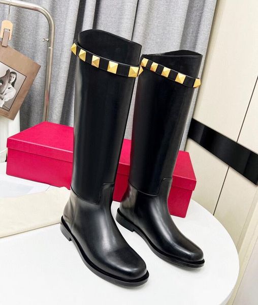 

the latest women's boots are low heeled, round head, without tie up, with a hollowed out straight sleeve for formal and casual banquets, Black