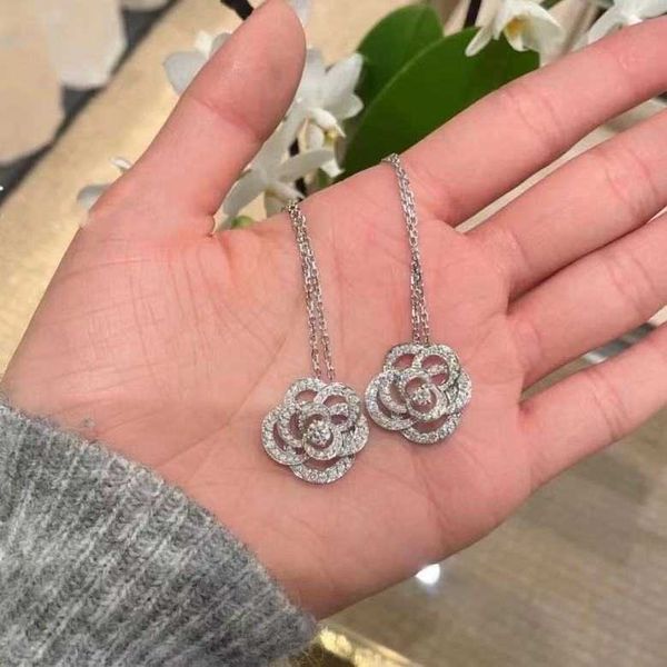 

2023 camellia necklace new fashion rose steel full diamond female flower clavicle style versatile pendant, Silver