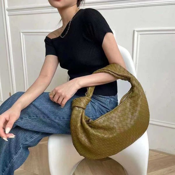 

2023 new advanced hand knitted large capacity one shoulder underarm handheld twist fashion trend bag
