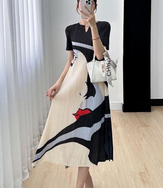 

pleated dress luxury 2023 new issey elegant and elegant style high grade v-neck printed pleated long dress, Black;gray