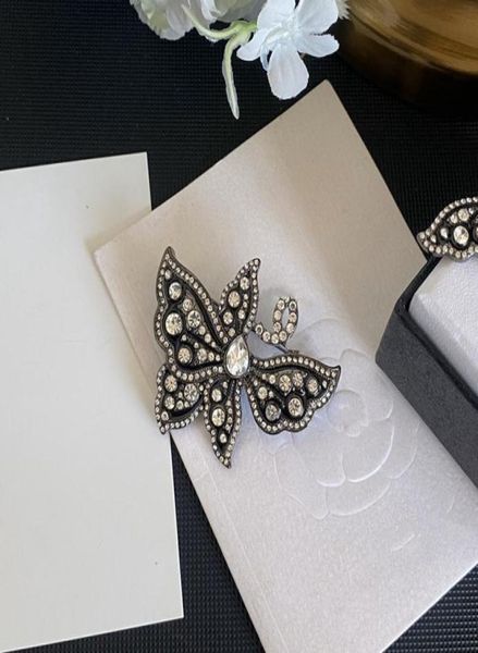 

with box 2022 fashion new letters brooches 58cm women mens black brooch pins luxury jewelry ladies for party casual pin accessori5068314, Gray
