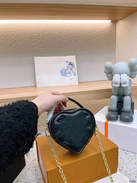 

exquisite tote bag heart-shaped bag designer bag valentine's day love limited bag the most popular love bag, Black;red