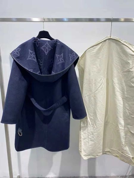 

ladies wear cowboy coat on both sides of the hooded coat, just cowhide bag edge is small fabric, hat to the front of the piece pieced leathe, Tan;black
