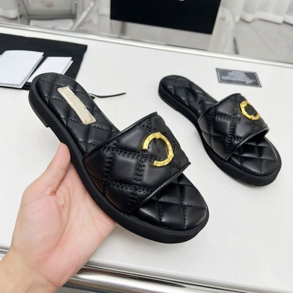 

2023 women's quilted leather sandal embroidery padded platform slides designer mules gold interlocking c metal buckle brands sandals su, Black