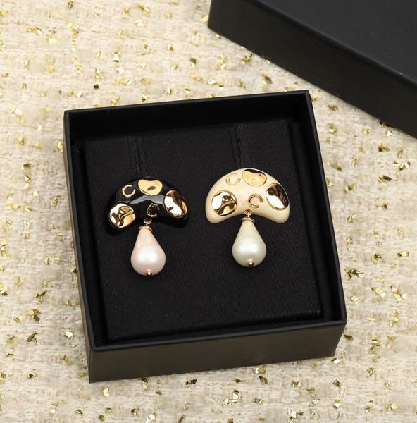 

2023 luxury quality charm brooch mushroom shape in white and black color in 18k gold plated have box stamp ps33392712118, Golden