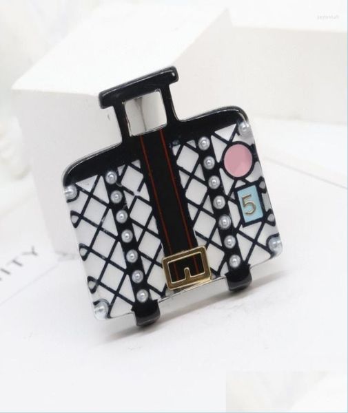 

pins brooches brooches 2022 brand designer fashion jewelry vintage lage style acrylic brooch sweater light gold color fine quality1575724, Gray