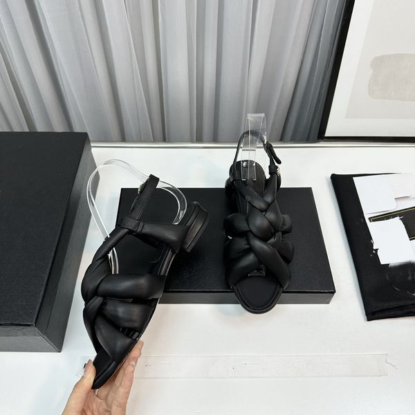 

designer cc beach shoes outdoor sandals luxury slippers fashion slides women sandal gifts footwear black white j0