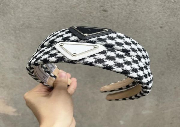 

2022 p brand designer letter printing headbands for women widebrimmed cloth fabric headwear street fashion headscarf black white 7346952, Silver