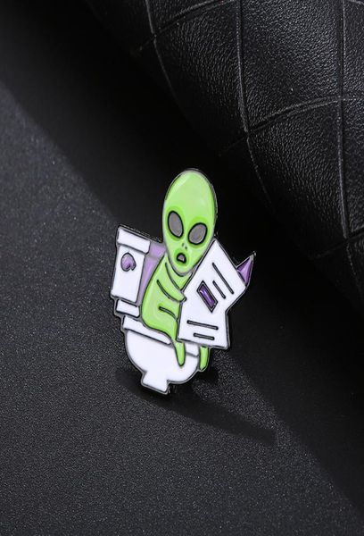 

cartoon funny alien brooch for cute girls enamel pin et alien reading newspaper in toilet metal badges jewelry small women accesso6112717, Gray