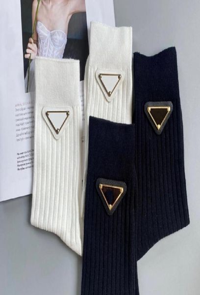 

autumn winter 2021 designer designer socks doublelayer leather with iron logo black white cotton stockings men women sport1069908