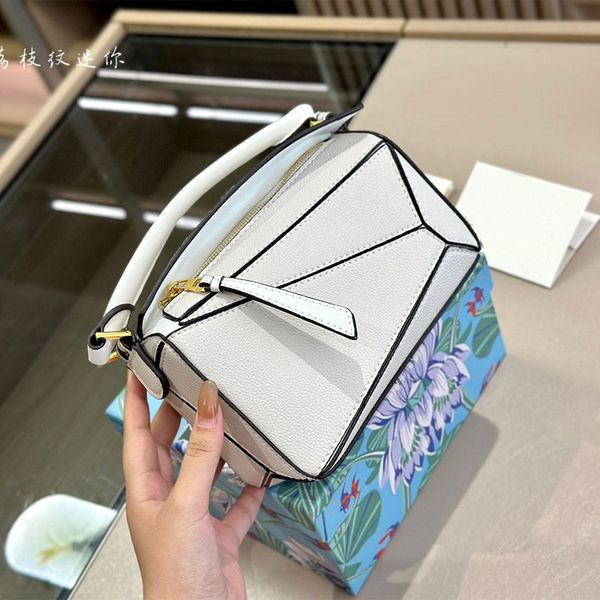 

fashion high-end luxury cowhide quality geometric bag cool low-key sweet extreme beauty box 18x11cm box
