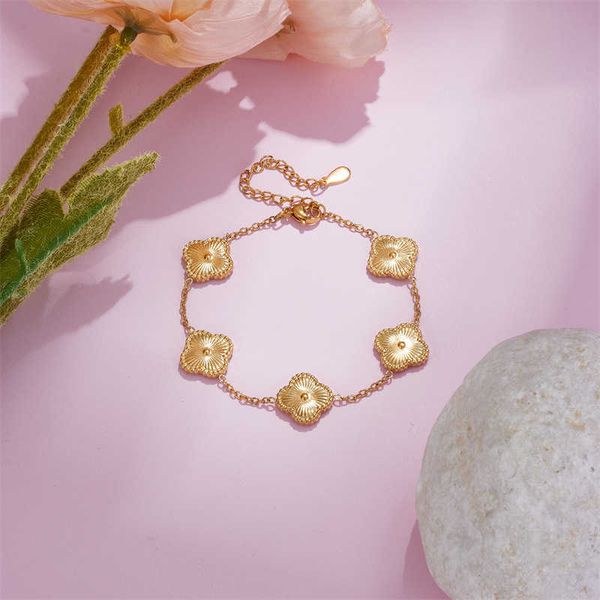 

stainless steel lucky four-leaf clover light luxury fashion colorless temperament celebrity women's bracelet batch four leaf flower, Golden;silver