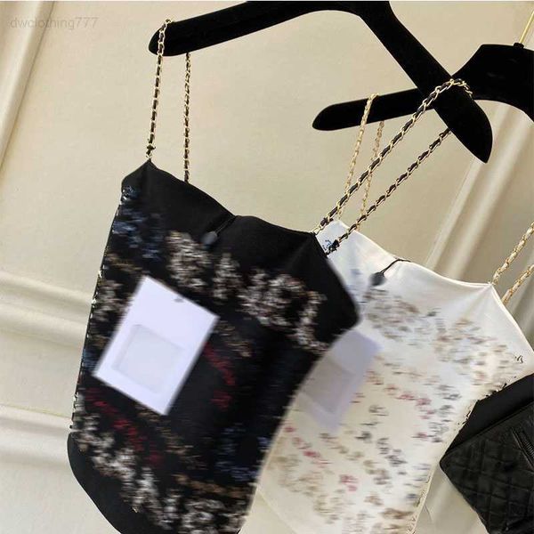 

designer designer runway summer 2022 women's t-shirt fashion chain tanks ladies elegant letter women sleeveless casual tank 23, White