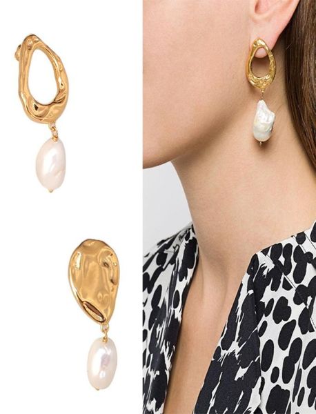 

charm designer earrings luxury jewelry women baroque freshwater pearl fashion temperament vacuum plating asymmetric hoop5838147, Golden
