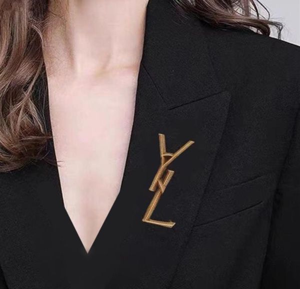 

letter brooch luxury personality retro classic designer gold letters brooches women suit pin fashion jewelry accessories highqual8418536, Gray