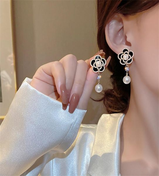 

luxury camellia pearl stud earrings charm elegant eesign black white flower dangler women party trend style gift chic jewelry2236148, Golden;silver