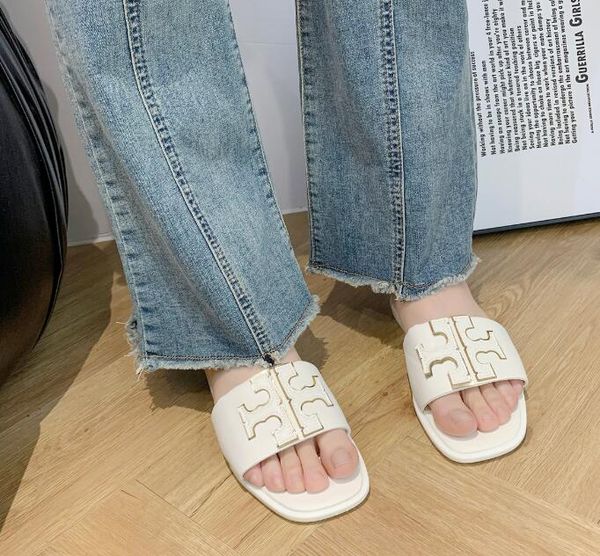 

2023 designers slipper flat slides flip flops classics summer genuine triangle leather outdoor loafers bath shoes fashion women sandals, Black