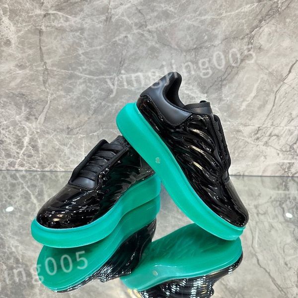 

2023 casual shoes triple sole trainers old dad shoe sneaker black crystal bottom men womens trendy and fashionable xsd221104