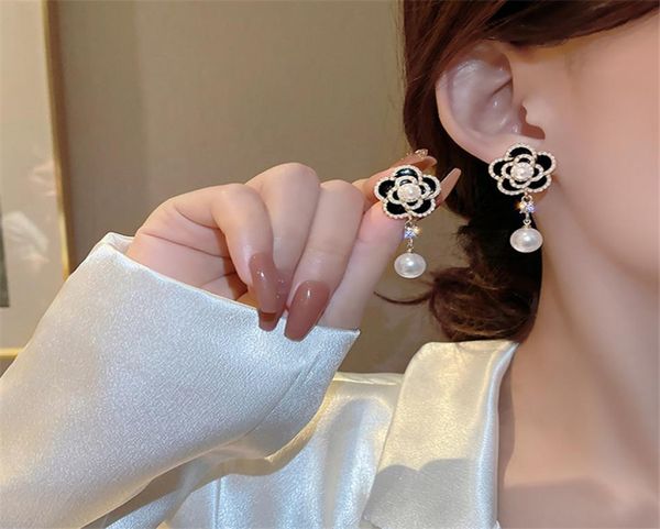 

luxury camellia pearl stud earrings charm elegant eesign black white flower dangler women party trend style gift chic jewelry2412625, Golden;silver