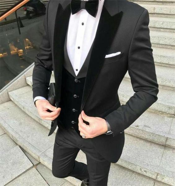 

2020 designer black groom tuxedos mens wedding suits velevt peaked lapel man blazer jackets three pieces groomsmen evening prom pa8363702, Black;gray
