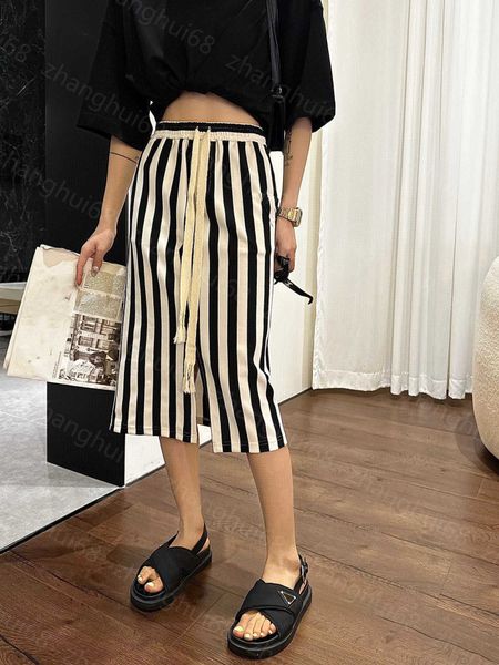 

23ss womens designer clothing designer skirts triangular embroidery lettering vertical slit half skirt women clothes, Black