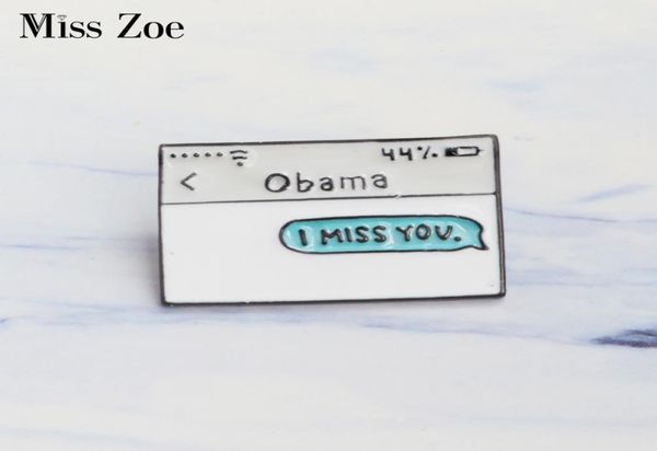 

miss zoe obama tekst bericht emaille pins ik mis je broches gift voor vrienden grappige pin badge knop revers voor kleding cap zak4918431, Gray