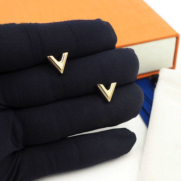 

2023 design wholesale small letter stud earring 18k gold v studs earrings women men wedding party jewelry, Silver