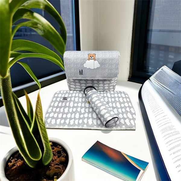 

2023 new europe and the united states travel child care portable classic large capacity single shoulder mommy bag cushion bottle bag three-p