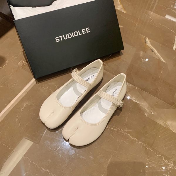 

sandals luxury designer split toe medhigh heels shoes woman mules leather moccasins japanese style round heel tabi ninja pumps women 230714, Black