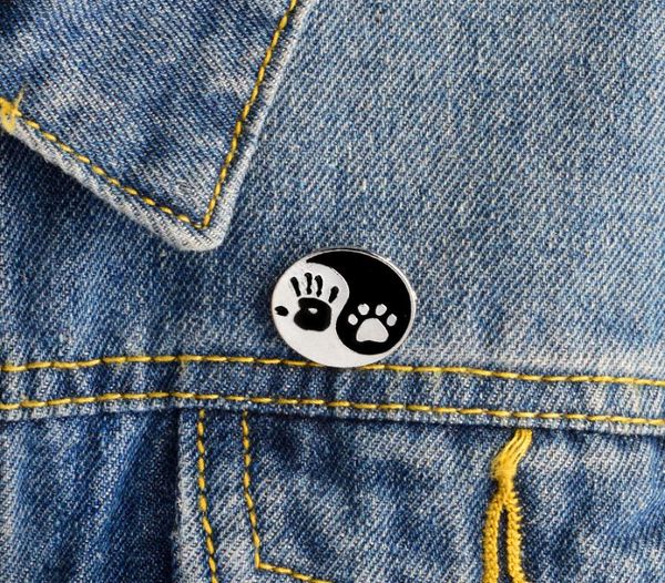 

hand dog paw print taiji ying yang black white round pins lapel pin badge friend broach jewelry8651858, Gray