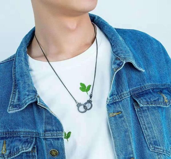 

put down handcuff pendant necklace for men luxury designer handcuffs letter pendants stainless steel cuban link chain necklaces je2152432, Silver