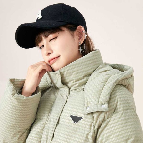 

autumn and winter ladies hooded thread short loose down jacket, 90% down filling soft warm, cuff tightening without air leakage, the version, Black