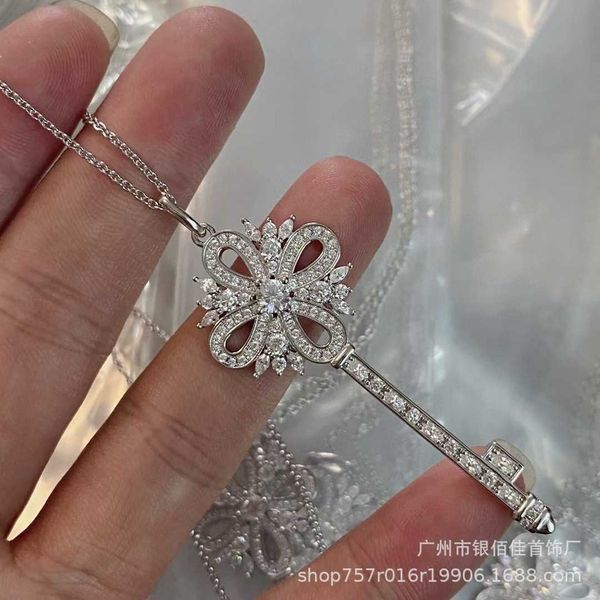 

designer new seiko tiffay sterling silver christmas snowflake necklace is versatile in all seasons. simple sun flower crown key pendant swea