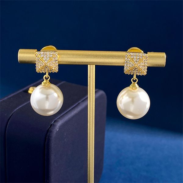 

woman stud earrings letter v gold metal earing designer luxury vlogo jewelry hoop women pearl diamond 5545, Golden