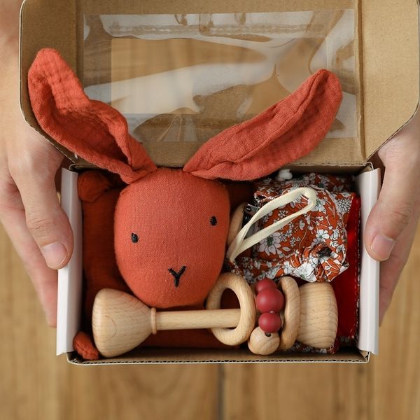 

gift sets bopoobo 4pcs/set baby bath toys sets soft cotton rabbit bibs baby rattles pacifier chain for baby po props birth gift product 2307