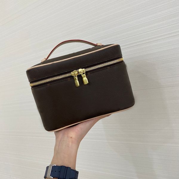 

10a 20cm luxurys designer vanity toiletry pouch bags womens man tote crossbody cosmetic bag handbags clutch genuine makeup bags lv081